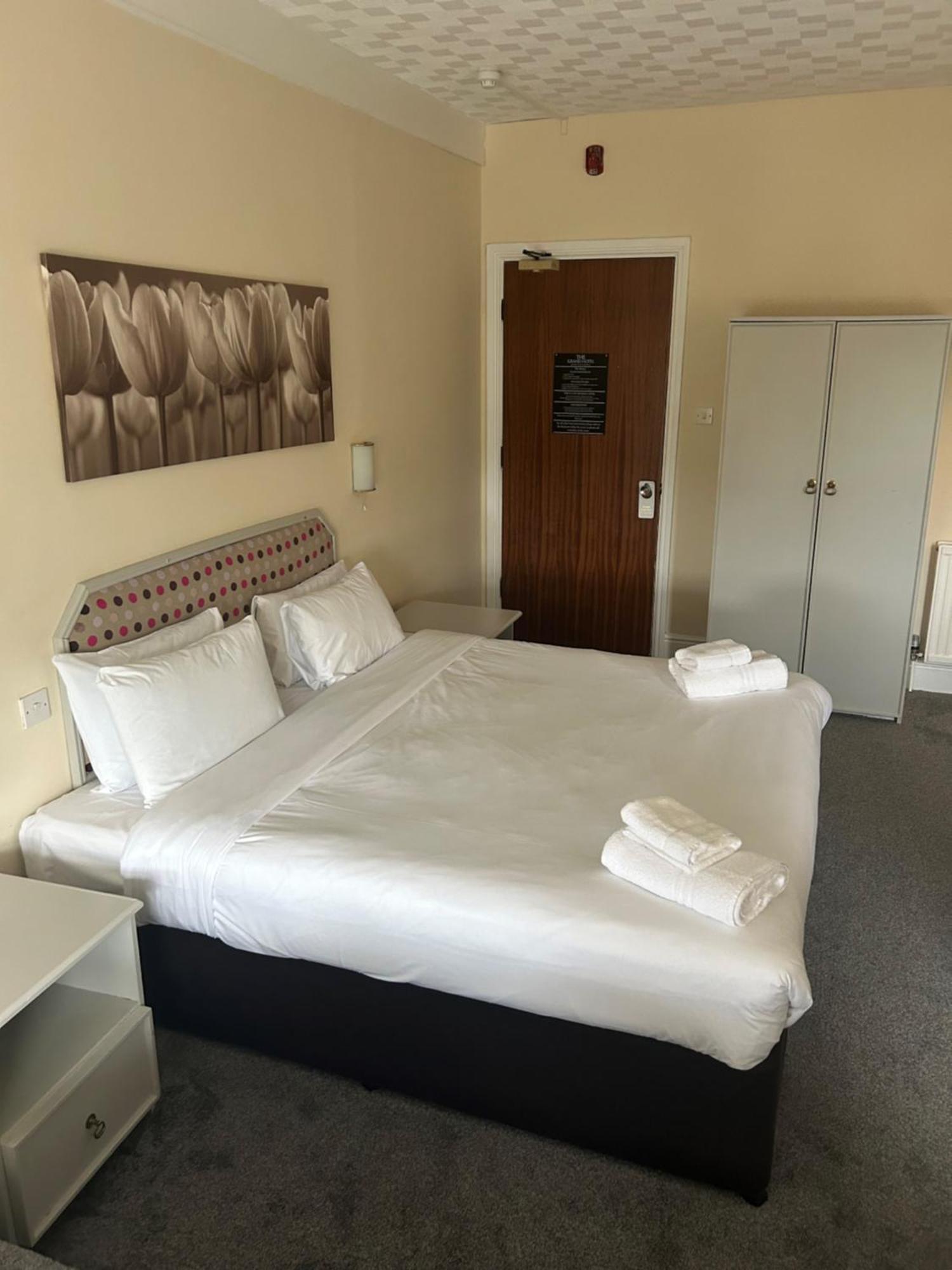 The Grand Hotel Port Talbot Esterno foto