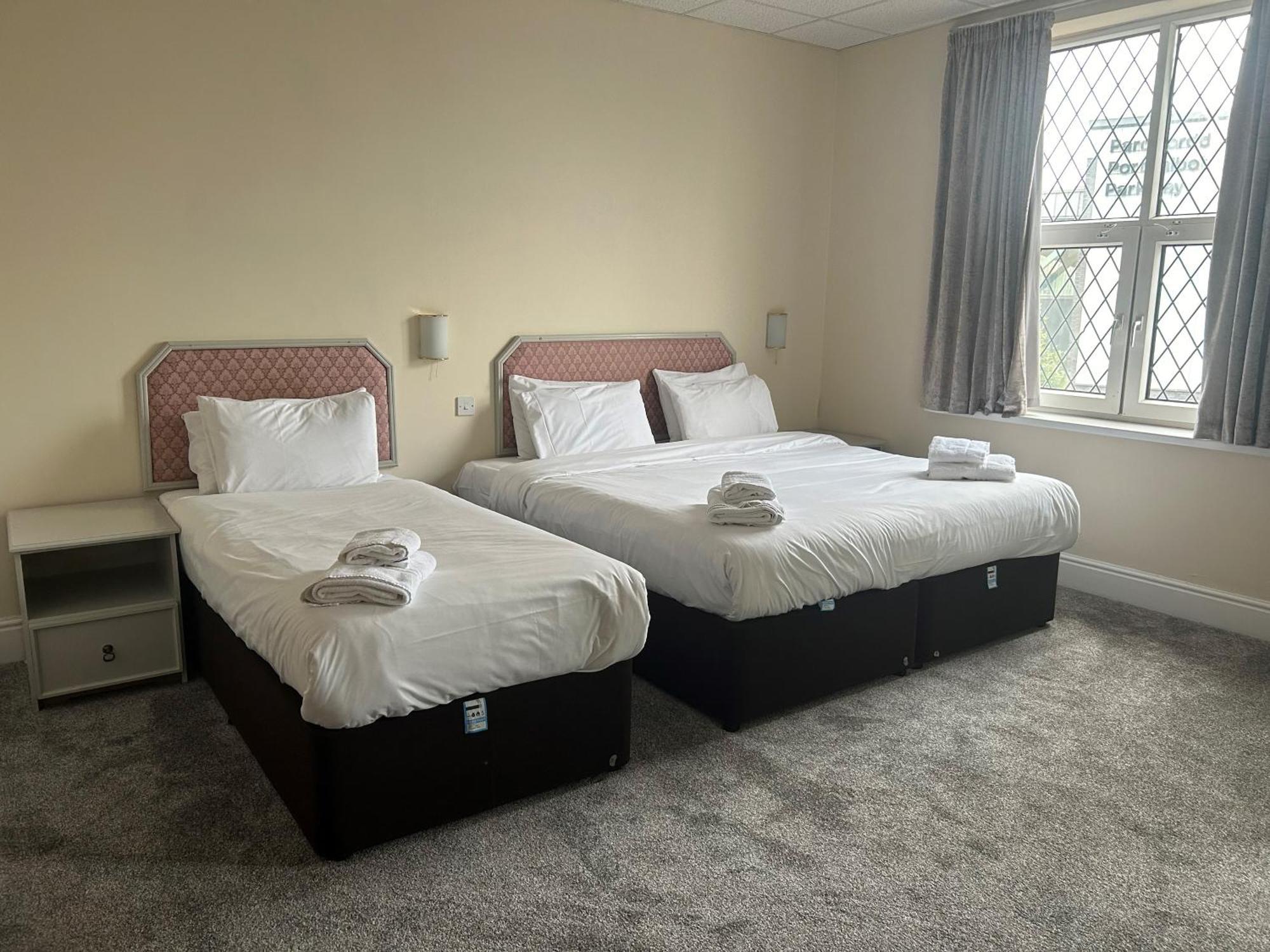 The Grand Hotel Port Talbot Esterno foto
